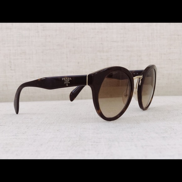 Prada sunglasses excellent condition - Picture 2 of 4